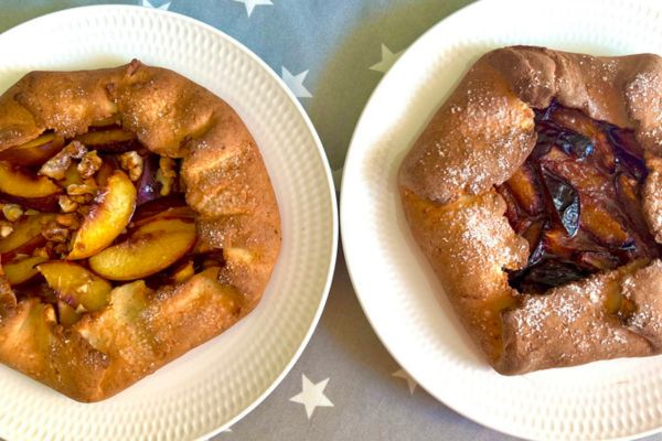 Творожные галеты со сливами и персиками