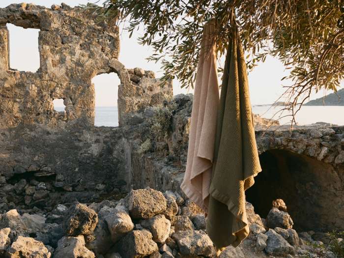 Полотенце банное из умягченной вафли кремового цвета из коллекции essential, 70x140 см Tkano TK25-BT0007