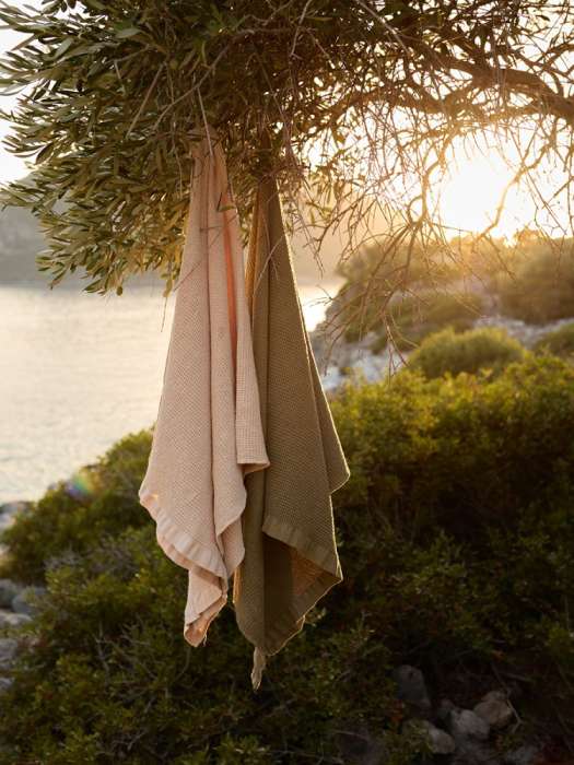 Полотенце банное из умягченной вафли кремового цвета из коллекции essential, 70x140 см Tkano TK25-BT0007