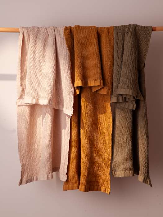 Полотенце банное из умягченной вафли кремового цвета из коллекции essential, 70x140 см Tkano TK25-BT0007