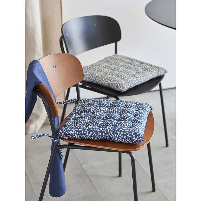 Подушка на стул из хлопка серого цвета с принтом Спелая Смородина из коллекции scandinavian touch, 40х40 см Tkano TK24-CP0007