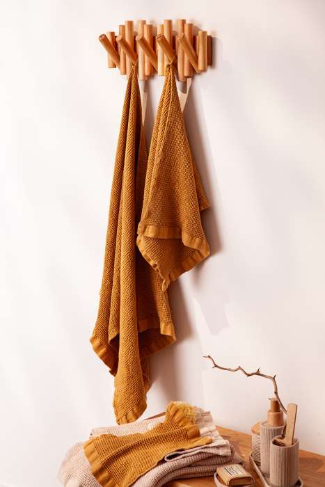 Полотенце банное из умягченной вафли цвета охры из коллекции essential, 70x140 см Tkano TK25-BT0008