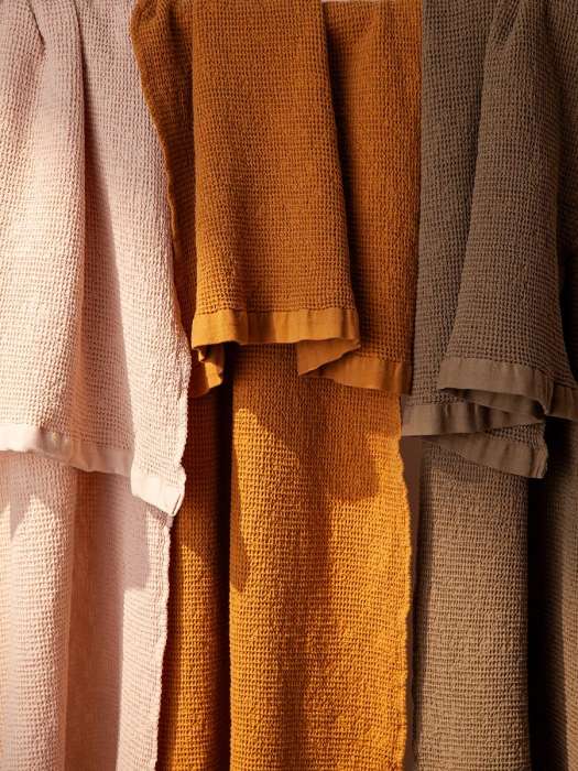 Полотенце банное из умягченной вафли цвета охры из коллекции essential, 70x140 см Tkano TK25-BT0008