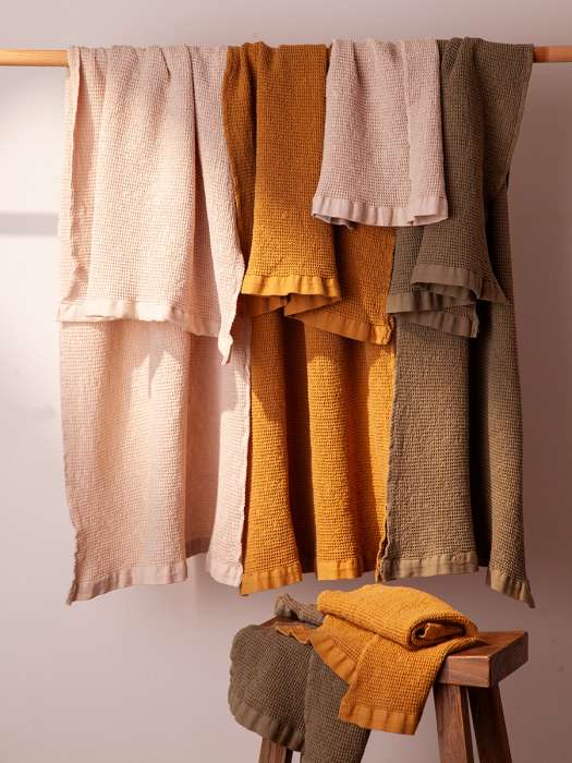 Полотенце банное из умягченной вафли цвета хаки из коллекции essential, 70x140 см Tkano TK25-BT0006