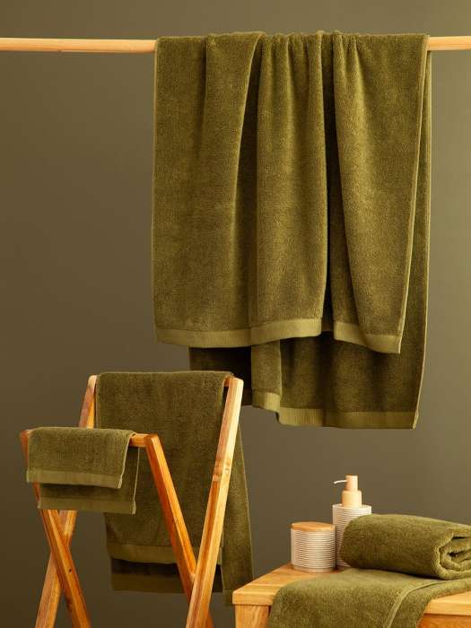 Полотенце банное оливкового цвета из коллекции essential, 70х140 см Tkano TK25-BT0001