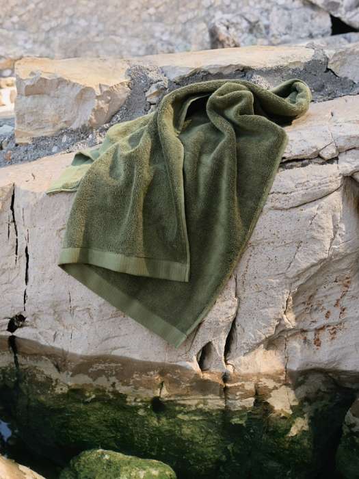 Полотенце банное оливкового цвета из коллекции essential, 70х140 см Tkano TK25-BT0001