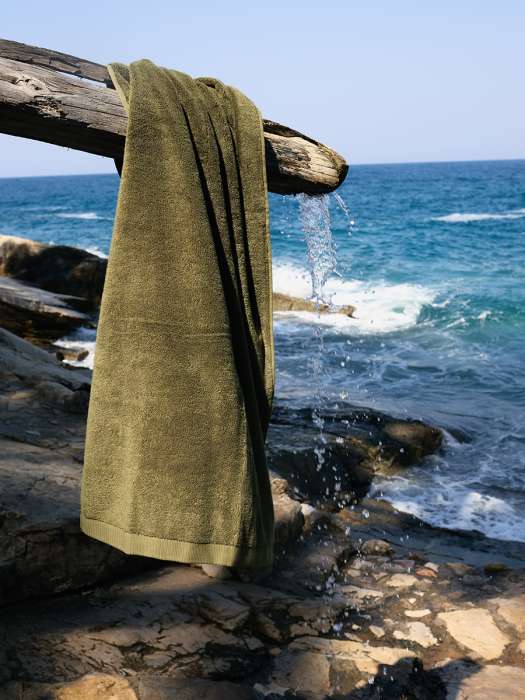 Полотенце банное оливкового цвета из коллекции essential, 70х140 см Tkano TK25-BT0001