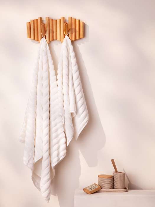 Полотенце банное waves белого цвета из коллекции essential, 70х140 см Tkano TK18-BT0021