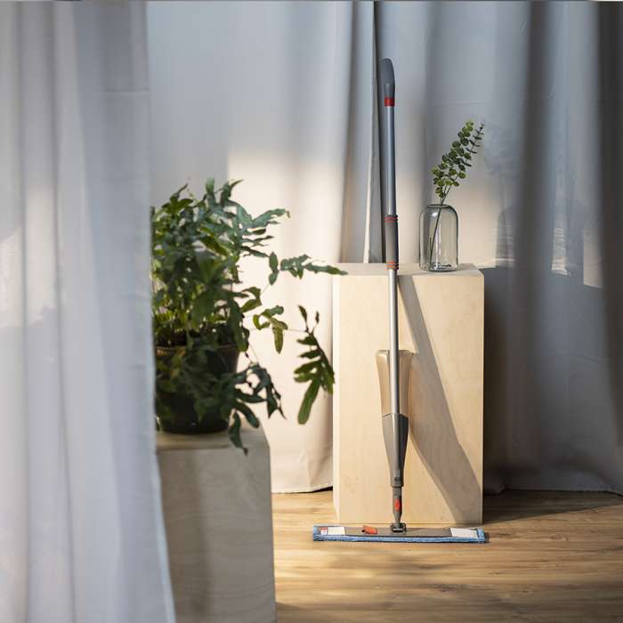 Швабра для мытья пола с распылителем, телескопической ручкой 130 см и насадкой NORDIC STREAM 15343
