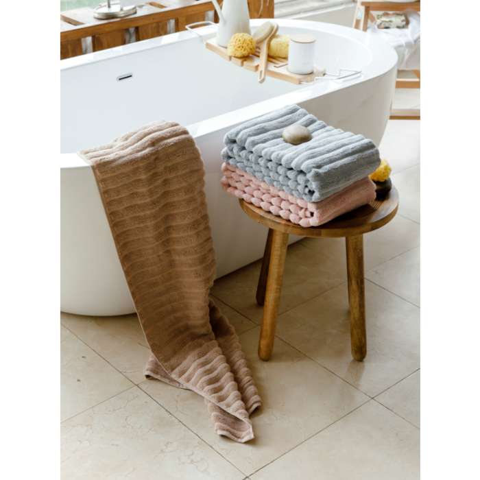 Полотенце банное waves серого цвета из коллекции essential, 70х140 см Tkano TK18-BT0023