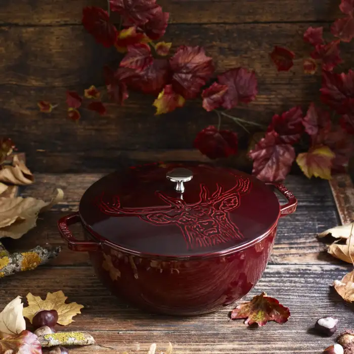 Кокот "Олень", 26 см, 4,9 л гранат STAUB 11272687