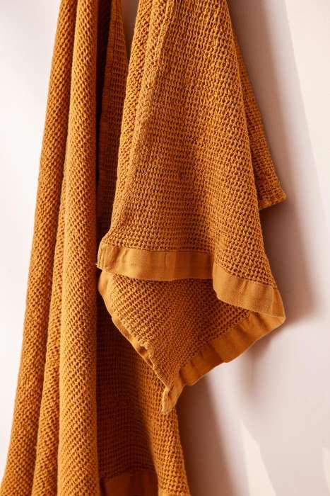 Полотенце для рук из умягченной вафли цвета охры из коллекции essential, 50x90 см Tkano TK25-HT0006