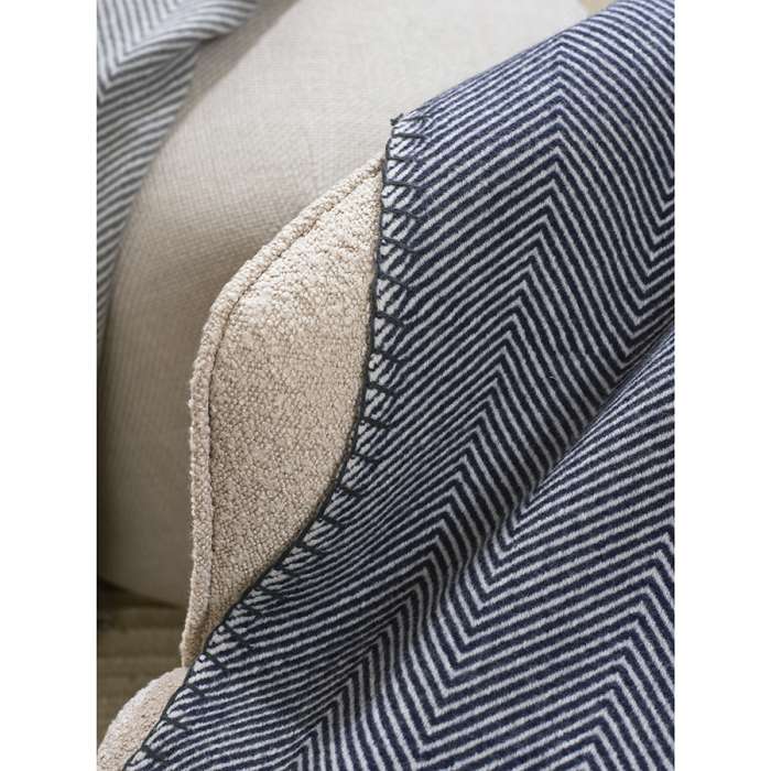 Плед из шерсти мериноса темно-синего цвета из коллекции Essential, 130х180 см TKANO TK23-TH0001