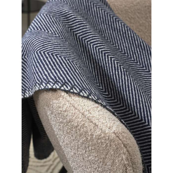 Плед из шерсти мериноса темно-синего цвета из коллекции Essential, 130х180 см TKANO TK23-TH0001