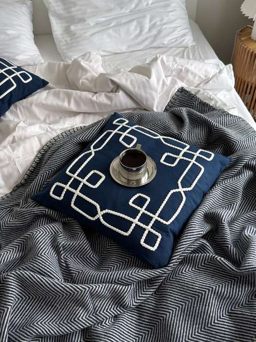 Плед из шерсти мериноса темно-синего цвета из коллекции Essential, 130х180 см TKANO TK23-TH0001