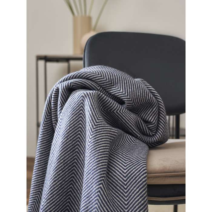 Плед из шерсти мериноса темно-синего цвета из коллекции Essential, 130х180 см TKANO TK23-TH0001