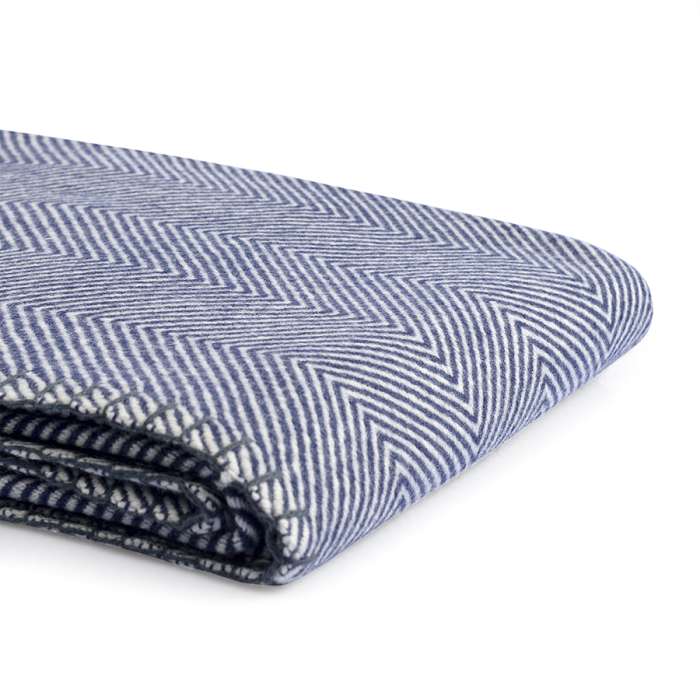 Плед из шерсти мериноса темно-синего цвета из коллекции Essential, 130х180 см TKANO TK23-TH0001