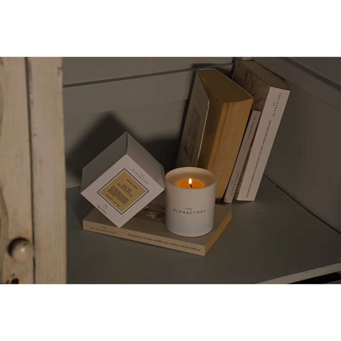 Свеча ароматическая the olphactory, white insignia, musk silhouette, 60 ч Ambientair VV060MHWTO