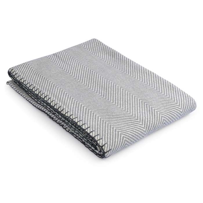 Плед из шерсти мериноса серого цвета из коллекции Essential, 130х180 см TKANO TK23-TH0002