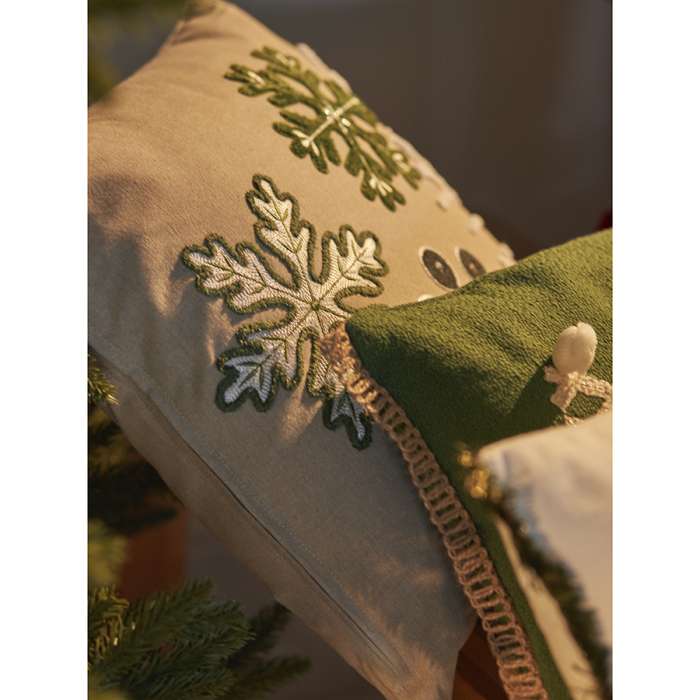 Подушка декоративная с вышивкой snow flakes из коллекции new year essential, 45х45 см Tkano TK23-CU0016