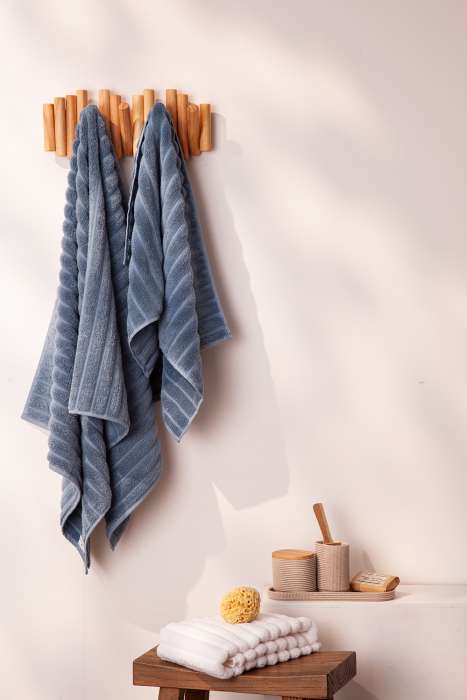 Полотенце банное waves джинсово-синего цвета из коллекции essential, 70х140 см Tkano TK21-BT0001