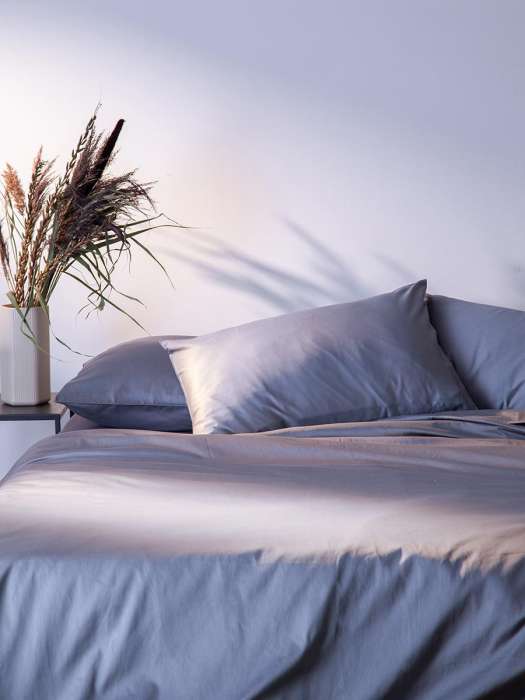 Комплект постельного белья из премиального сатина светло-серого цвета из коллекции essential, 150х20 Tkano TK25-DC0007