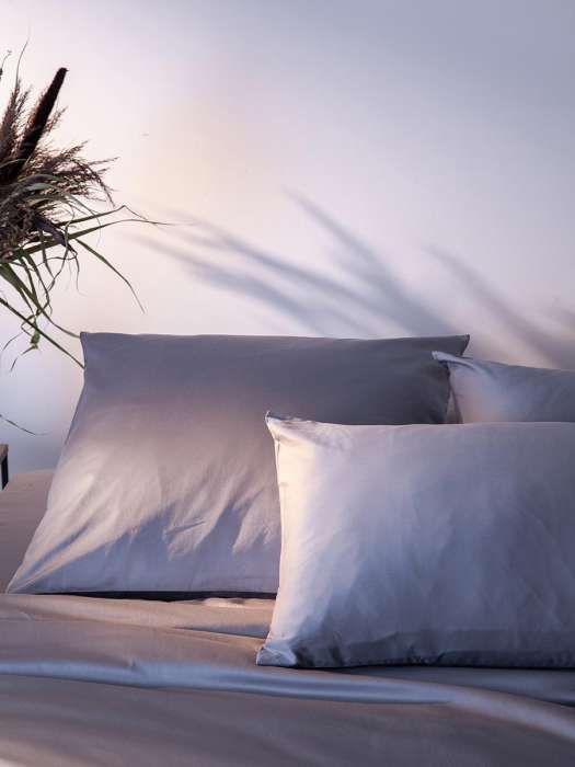 Комплект постельного белья из премиального сатина светло-серого цвета из коллекции essential, 150х20 Tkano TK25-DC0007