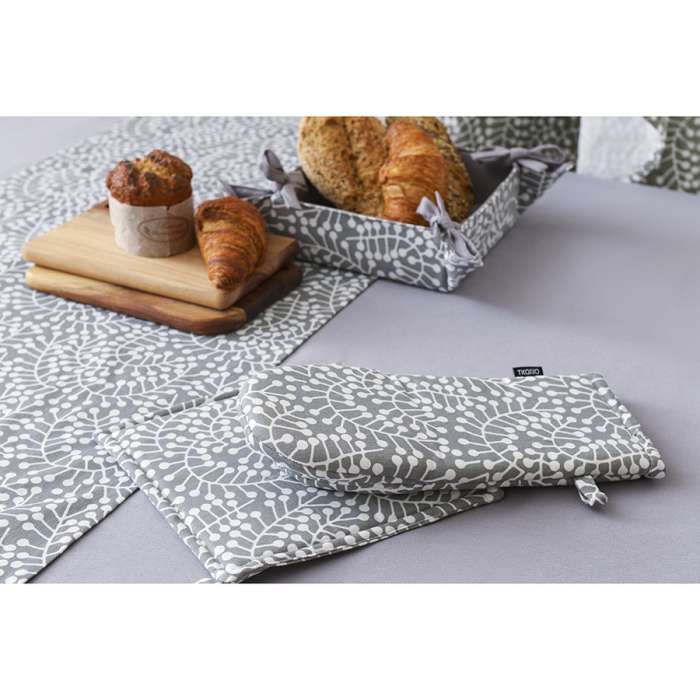 Прихватка-варежка серого цвета с принтом Спелая Смородина из коллекции scandinavian touch, 14х32 см Tkano TK22-OM0004