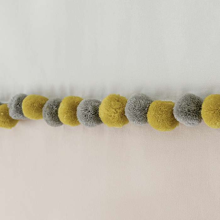 Штора из хлопка с помпонами бежево-серого цвета из коллекции essential, 150х290 см Tkano TK23-CUR0002