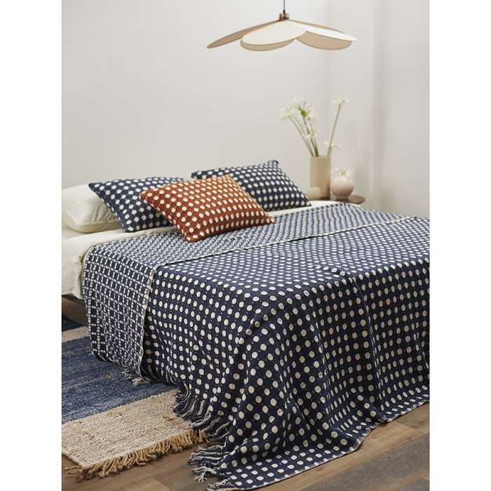 Покрывало из хлопка polka dots темно-синего цвета из коллекции essential, 180х250 см Tkano TK23-BS0012