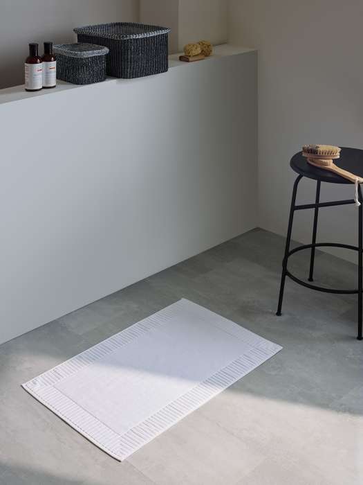 Коврик для ванной с фактурным бортиком белого цвета из коллекции essential, 50х80 см Tkano TK26-BM0001