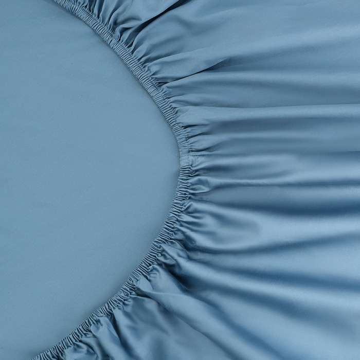 Простыня на резинке из премиального сатина джинсово-синего цвета из коллекции essential, 200х200х30 Tkano TK25-FS0006