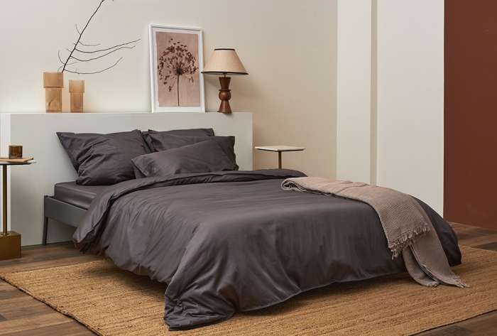 Простыня на резинке из премиального сатина темно-серого цвета из коллекции essential, 180х200х30 см Tkano TK24-FS0042