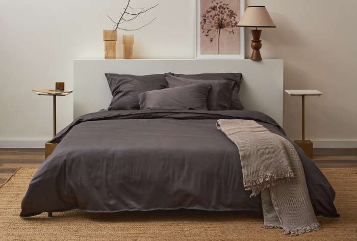 Простыня на резинке из премиального сатина темно-серого цвета из коллекции essential, 200х200х30 см Tkano TK24-FS0043