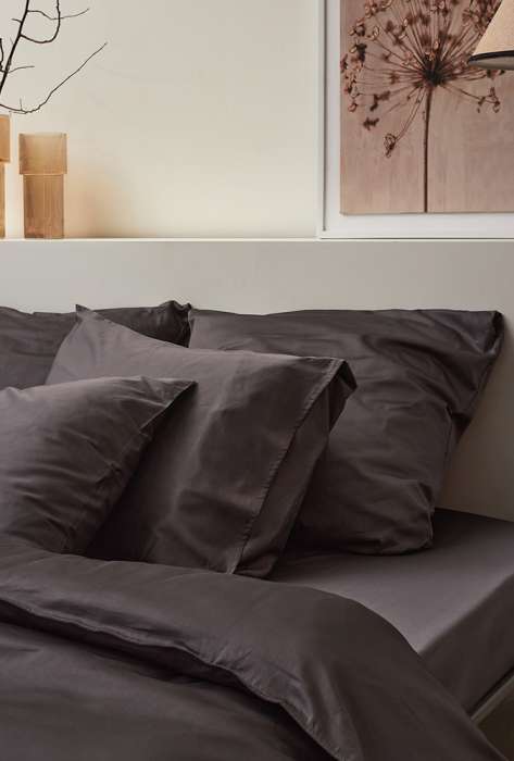 Простыня на резинке из премиального сатина темно-серого цвета из коллекции essential, 200х200х30 см Tkano TK24-FS0043