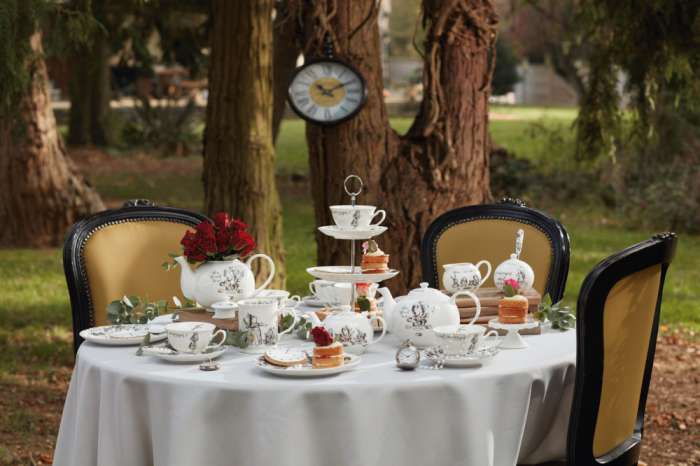 Блюдо этажерка для сладостей и фруктов Алиса в Стране Чудес V&A KITCHEN CRAFT 5200022