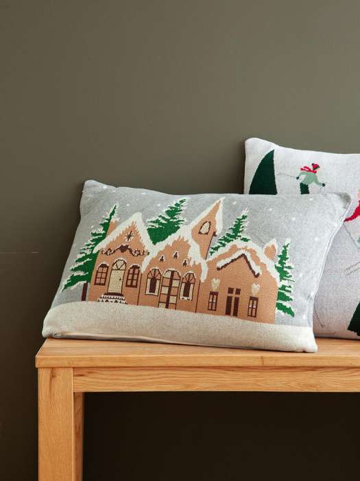 Подушка вязаная с новогодним рисунком christmas village из коллекции new year essential, 40x60 см Tkano TK25-CU0017