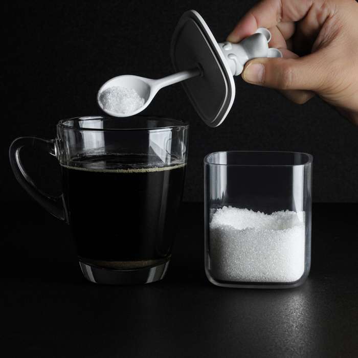 Банка для сыпучих продуктов Lucky Mouse Seasoning с ложкой, 250 мл QUALY QL10365-CL-GY