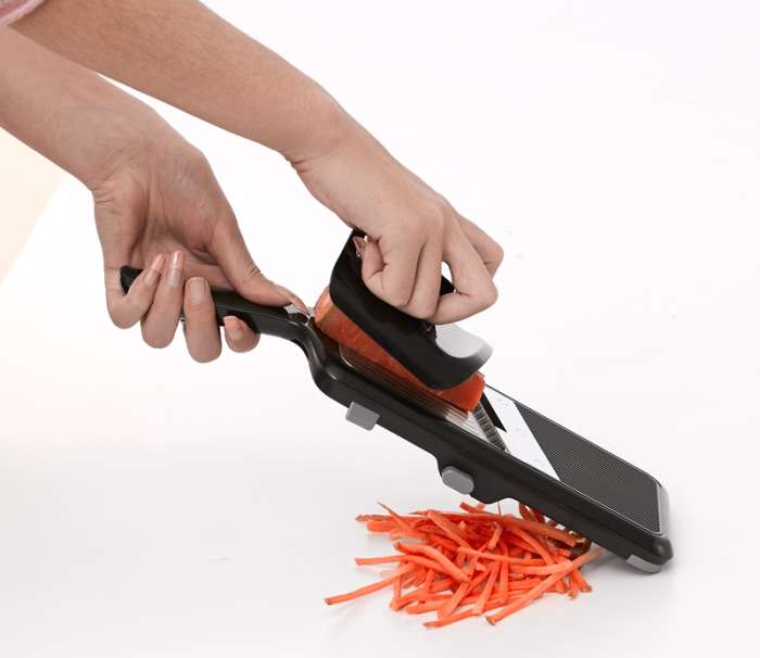 Терка-шинковка с держателем Weis 2-4 мм толщина нарезки, 31х11 см, сталь нержавеющая, пластик W-19620