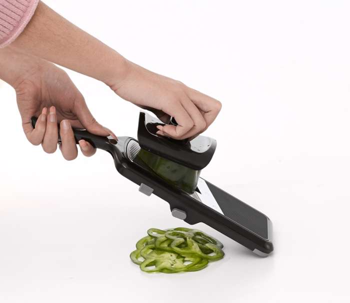 Терка-шинковка с держателем Weis 2-4 мм толщина нарезки, 31х11 см, сталь нержавеющая, пластик W-19620