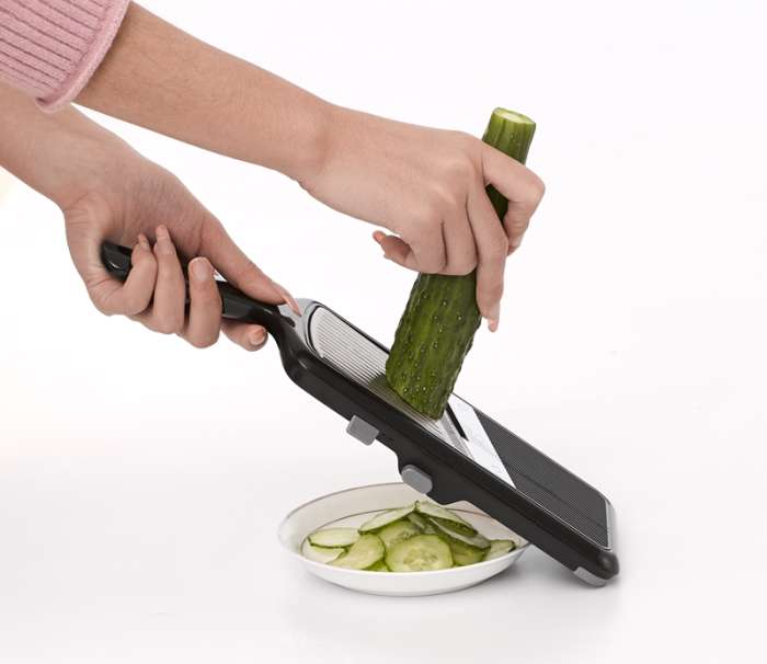 Терка-шинковка с держателем Weis 2-4 мм толщина нарезки, 31х11 см, сталь нержавеющая, пластик W-19620