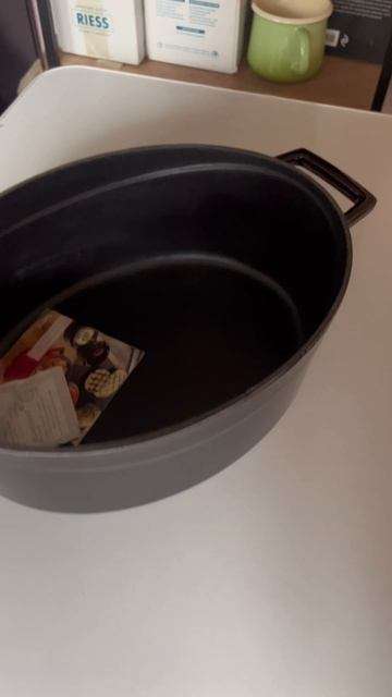 Литая чугунная овальная кастрюля с крышкой,  23х29см 4,7л фиолетовая LAVA LV O TC 29 PR K2 V