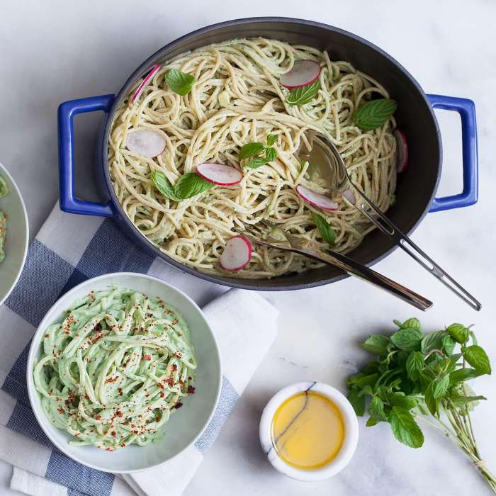 Литая чугунная овальная кастрюля с крышкой,  23х29см 4,7л синяя LAVA LV O TC 29 PR K2 BL