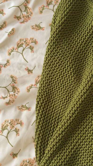 Плед из хлопка жемчужной вязки оливкового цвета из коллекции essential, 130х180 см Tkano TK22-TH0009