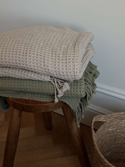 Плед из шерсти травянисто-зеленого цвета из коллекции essential, 130х180 см Tkano TK23-TH0004