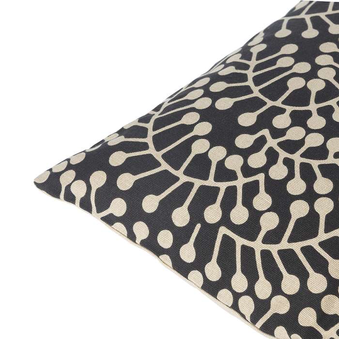 Подушка декоративная черного цвета с принтом Спелая Смородина из коллекции scandinavian touch, 45х45 см Tkano TK22-CU0001